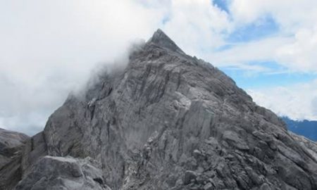 gunung tertinggi di indonesia yamin